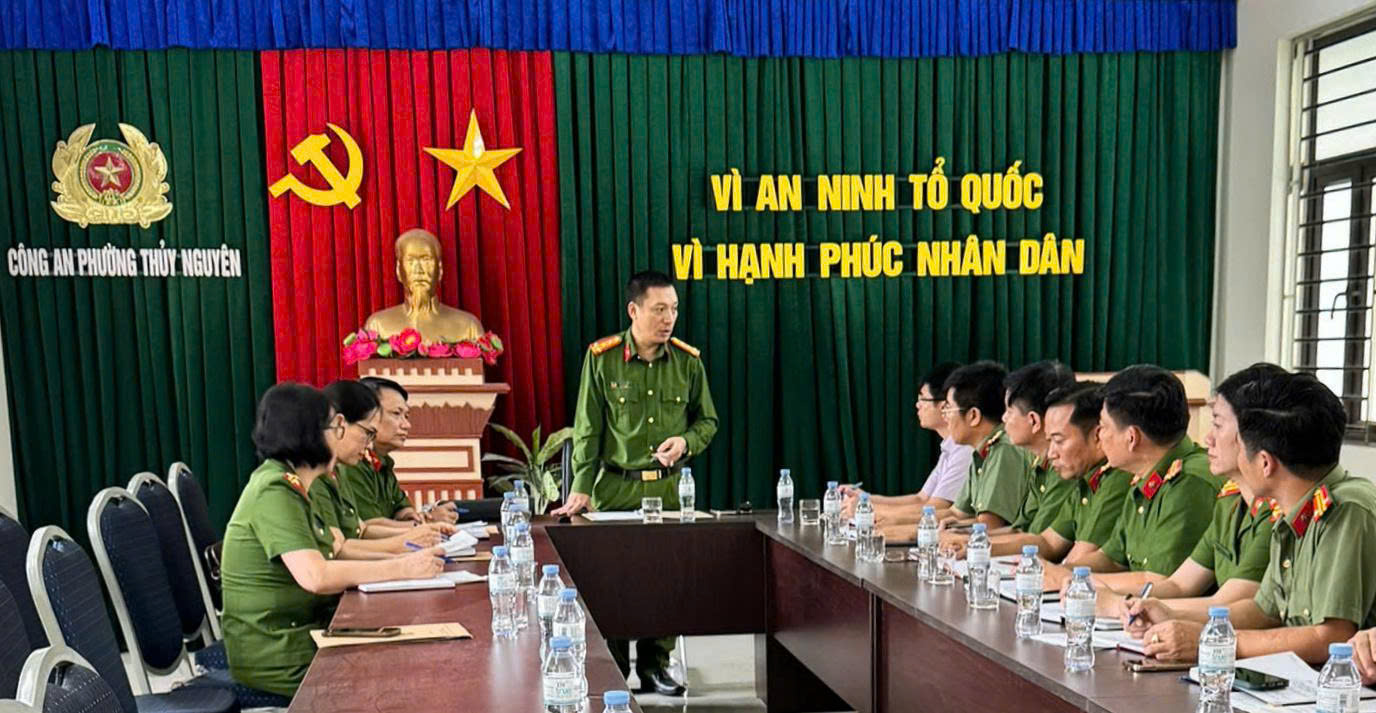 Đại tá Phạm Chí Hiếu, Phó giám đốc CATP kiểm tra công tác tiếp nhận hồ sơ căn cước, quản lý cư trú, định danh điện tử tại CAP Thủy Nguyên